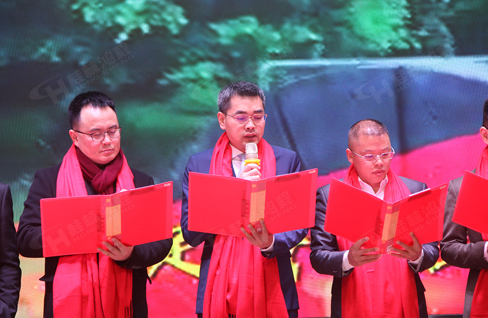 金牛辭舊歲，猛虎迎春來(lái)。搭著歡樂的時(shí)光列車，我們一起歡送碩果累累的2021年，迎來(lái)了嶄新的2022年。1月26日，我們歡聚一堂，在歡聲笑語(yǔ)、載歌載舞中迎接新春，“立足新鴻程開創(chuàng)新局面”桂林鴻程2021年年終總結(jié)表彰會(huì)由此開始！