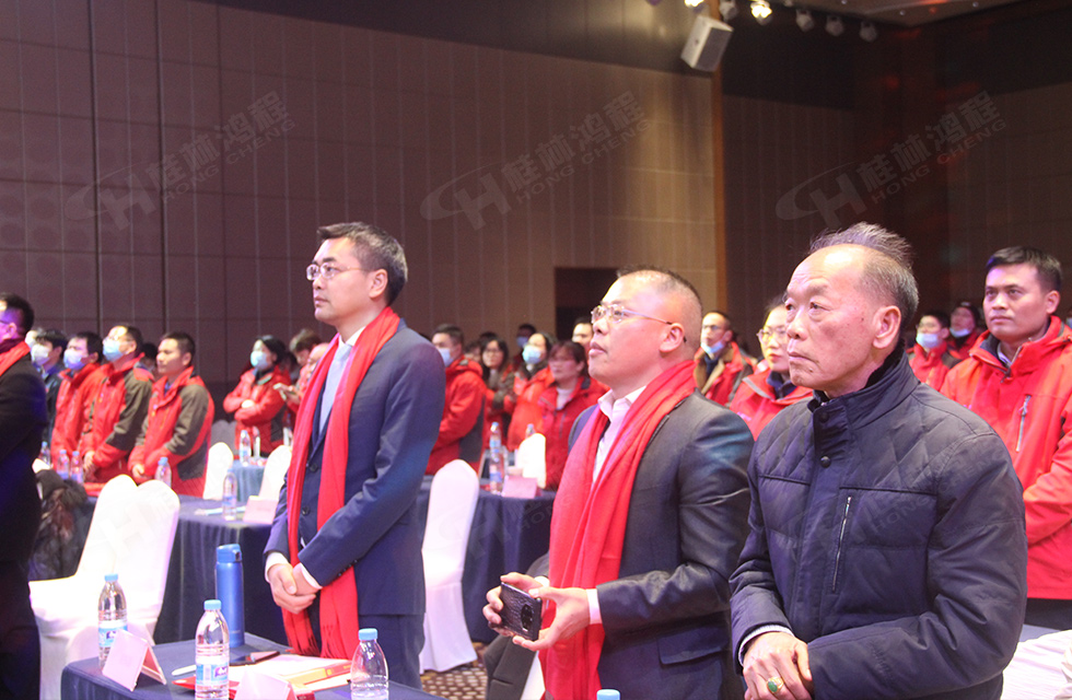 金牛辭舊歲，猛虎迎春來(lái)。搭著歡樂的時(shí)光列車，我們一起歡送碩果累累的2021年，迎來(lái)了嶄新的2022年。1月26日，我們歡聚一堂，在歡聲笑語(yǔ)、載歌載舞中迎接新春，“立足新鴻程開創(chuàng)新局面”桂林鴻程2021年年終總結(jié)表彰會(huì)由此開始！
